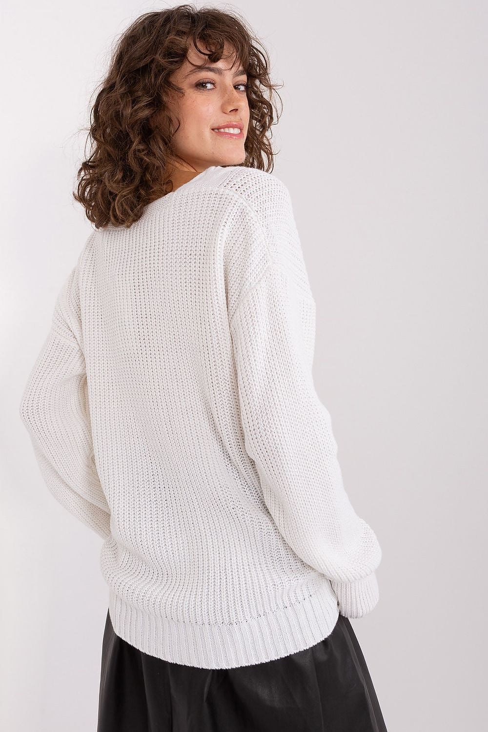 Damen Strick-Pullover in Beige mit V-Ausschnitt, vom Model getragen in der Rückansicht.