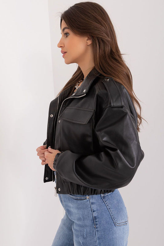 Seitenansicht Damen Kurze Kunstlederjacke, model 211185 NM