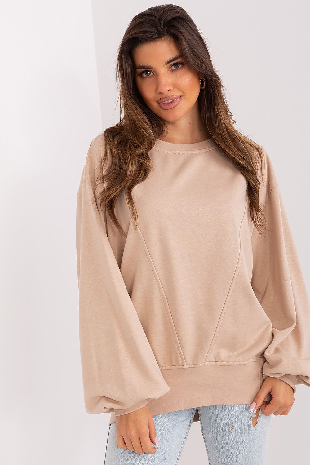 Damen Oversize Sweatshirt in Beige mit rundem Ausschnitt in der Frontansicht.(Modell 216160 Ex Moda)