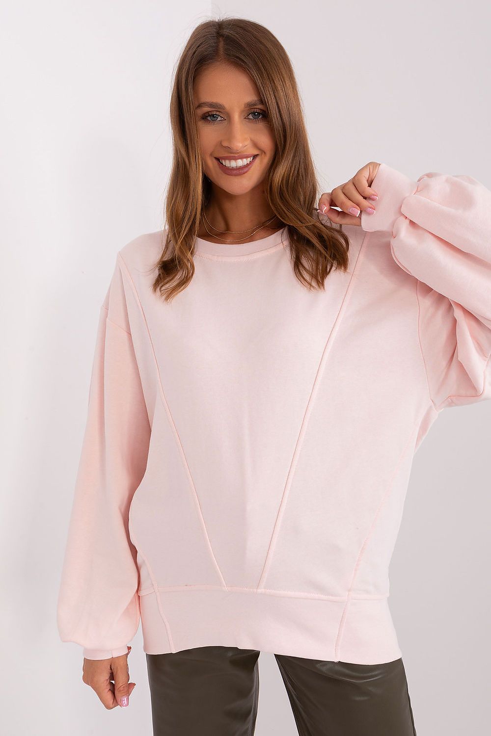 Damen Oversize Sweatshirt in Rosa mit rundem Ausschnitt in der Frontansicht.(Modell 216162 Ex Moda)