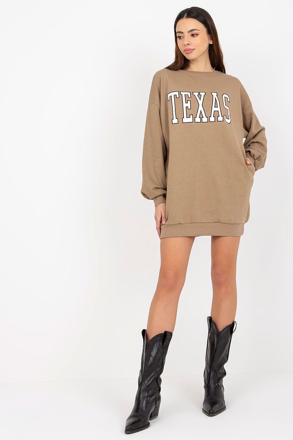 Damen Long Sweatshirt „Cleo“ in Beige mit Print-Aufschrift und Seitentaschen in der Frontansicht. (Modell 216172 Ex Moda)