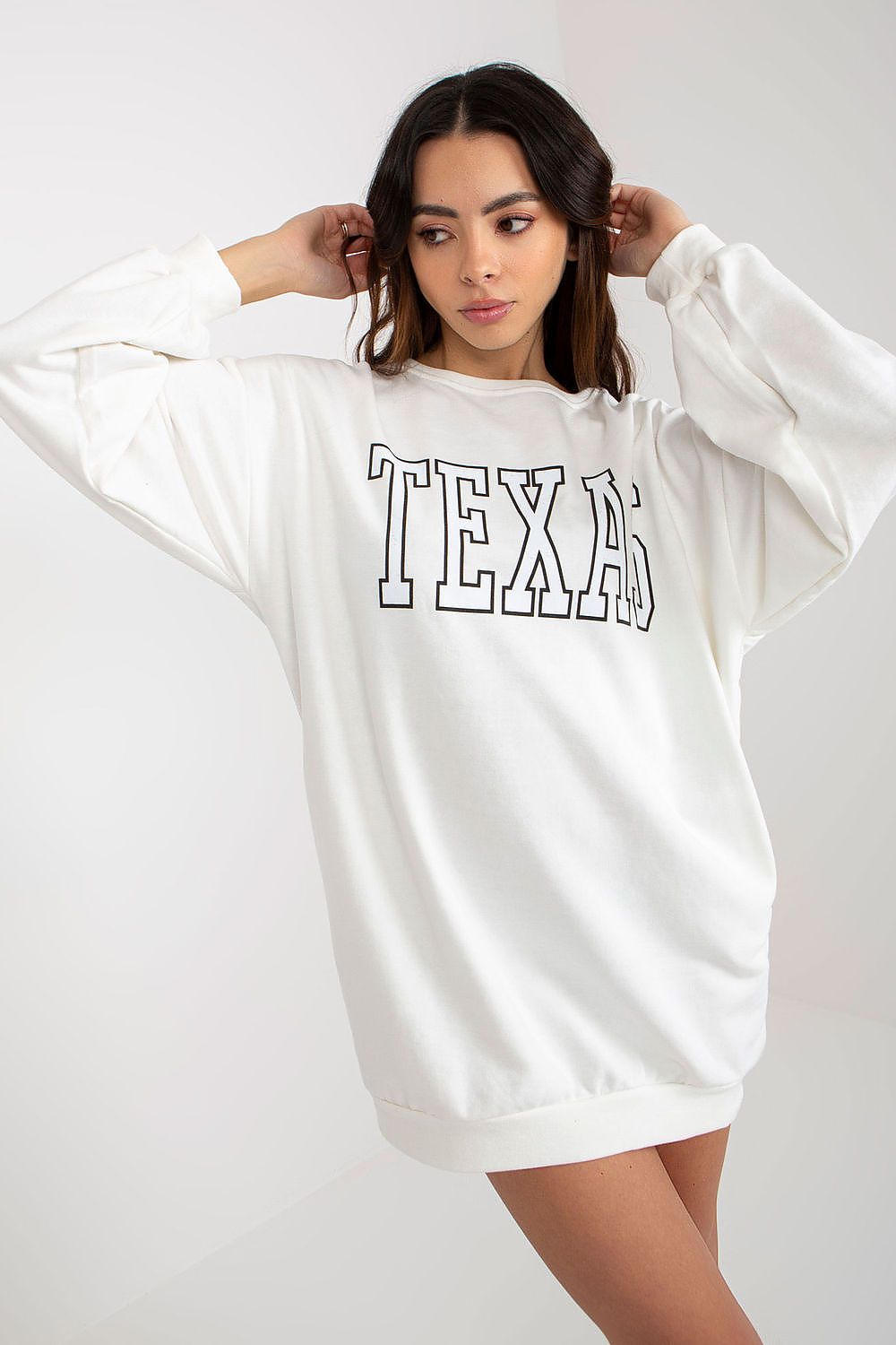Damen Long-Sweatshirt „Cleo“ in Beige mit Print-Aufschrift und Seitentaschen in der Frontansicht. (Modell 216173 Ex Moda)