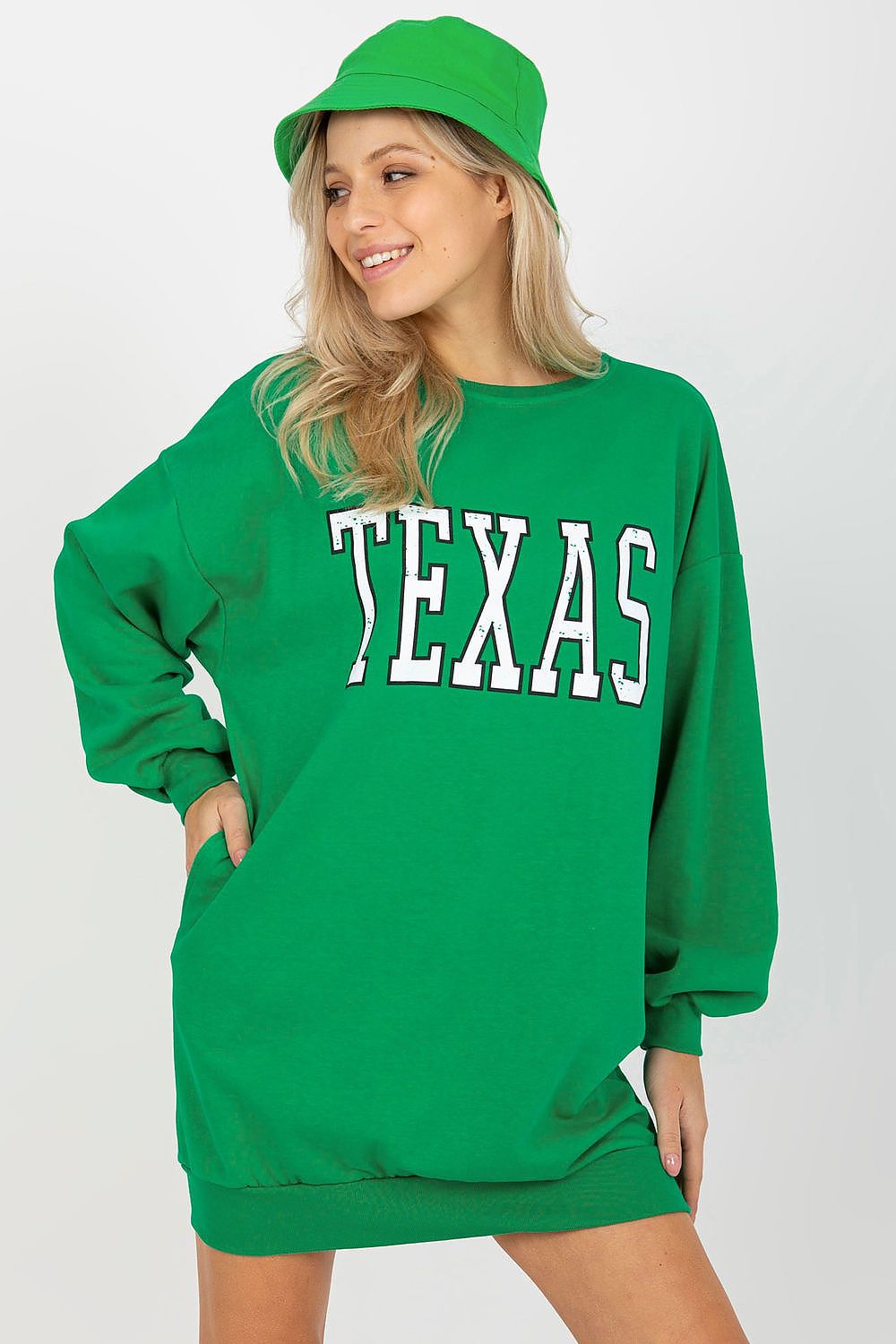 Damen Long-Sweatshirt „Cleo“ in Grün mit Print-Aufschrift und Seitentaschen in der Frontansicht. (Modell 216176 Ex Moda)