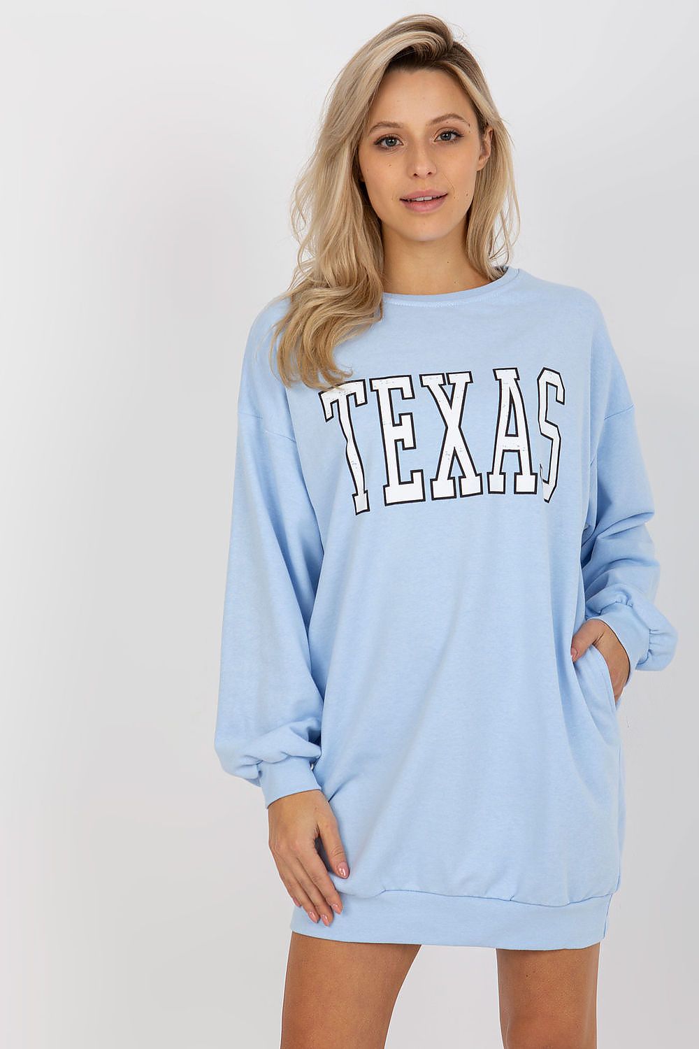 Damen Long-Sweatshirt „Cleo“ in Blau mit Print-Aufschrift und Seitentaschen in der Frontansicht. (Modell 216178 Ex Moda)