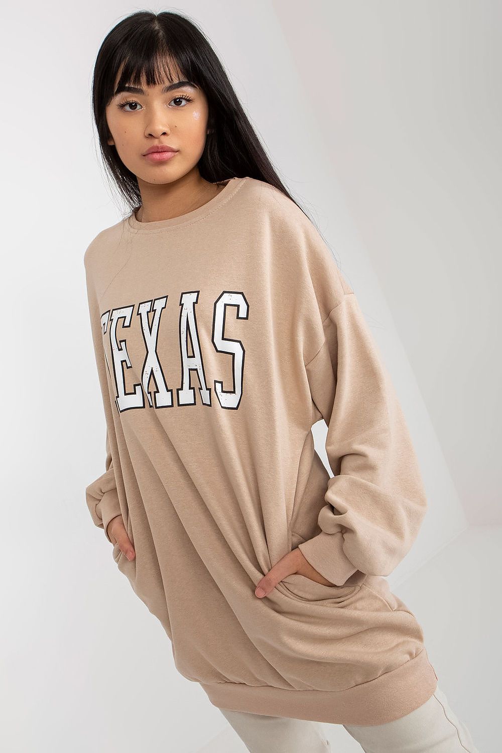 Damen Long-Sweatshirt „Cleo“ in Beige mit Print-Aufschrift und Seitentaschen in der Frontansicht. (Modell 216179 Ex Moda)