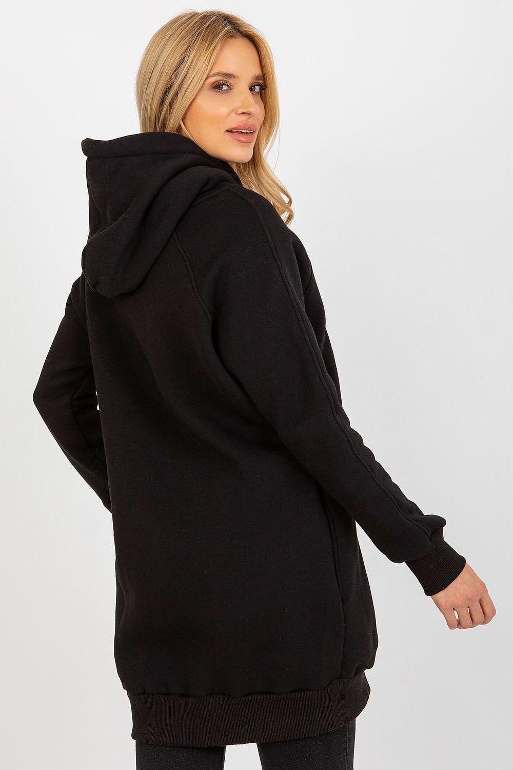Damen langer Hoodie in Schwarz mit Kapuze, vom Model getragen in der Rückansicht.
