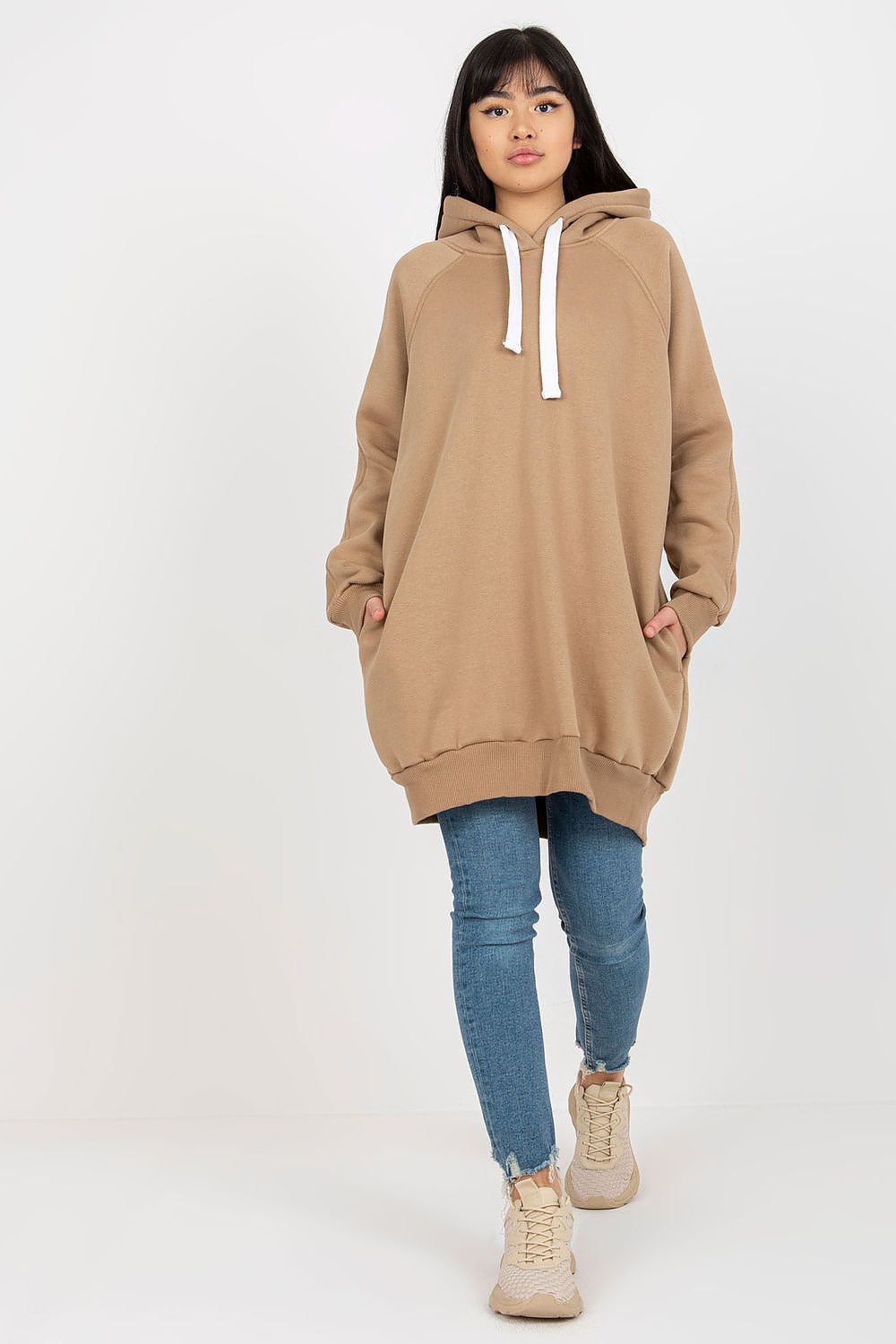 Damen langer Hoodie in Beige mit Seitentaschen in der Frontansicht. (Modell 216186 Ex Moda)