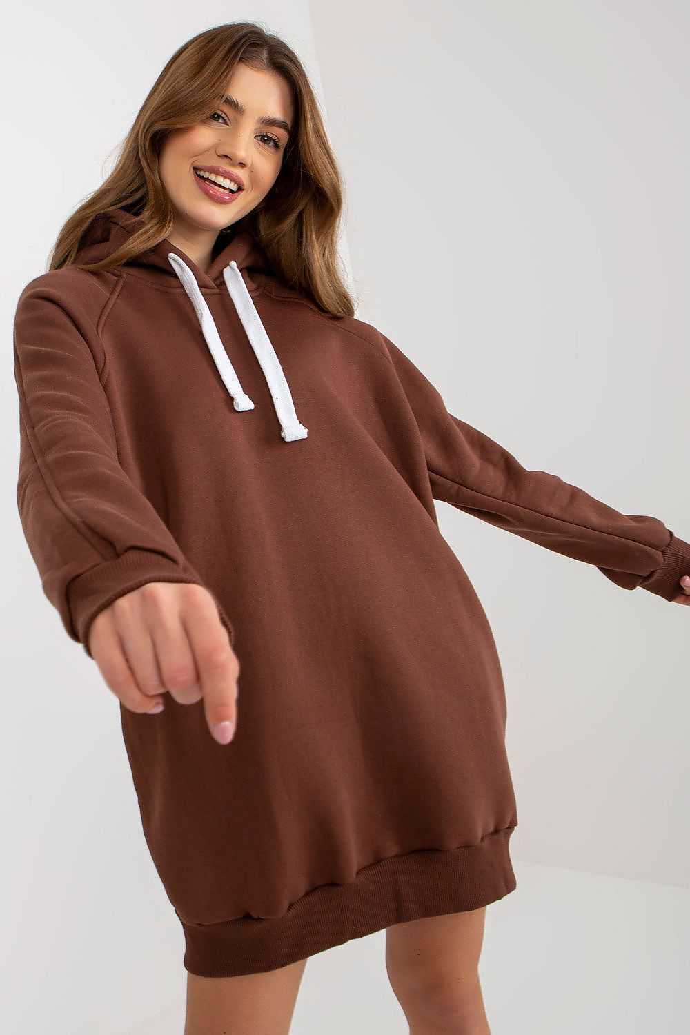 Damen langer Hoodie in Braun mit Seitentaschen in der Frontansicht. (Modell 216188 Ex Moda)
