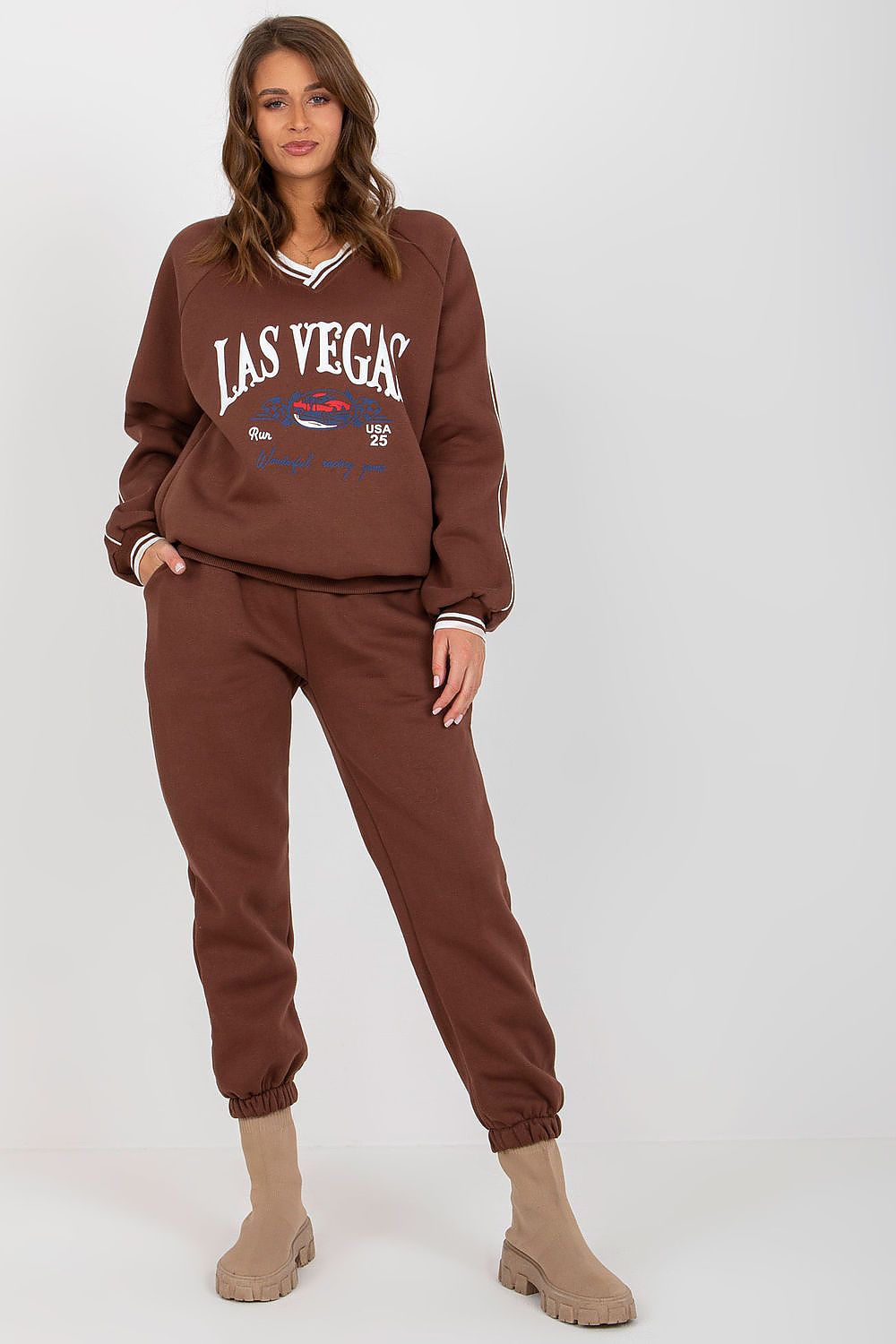 Damen Print Freizeit-Set in Braun mit Sweatshirt & Sporthose in der Frontansicht. (Modell 174617 Ex Moda)