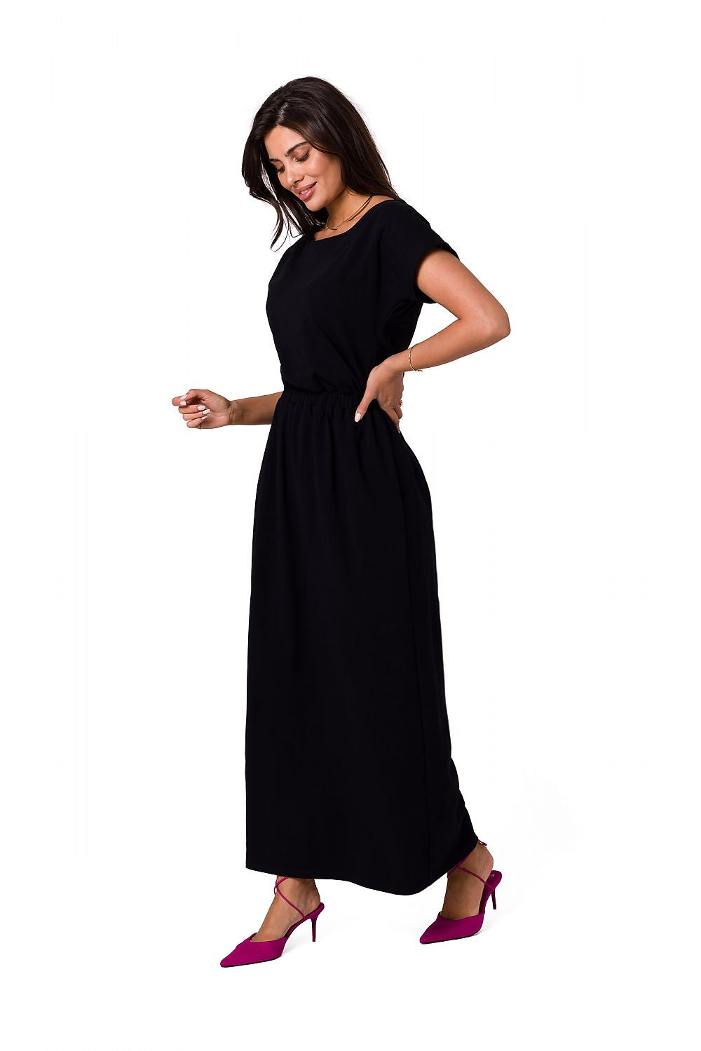 Damen Maxi Sommerkleid in Schwarz mit kurzen Ärmeln, vom Model getragen in der Frontansicht.