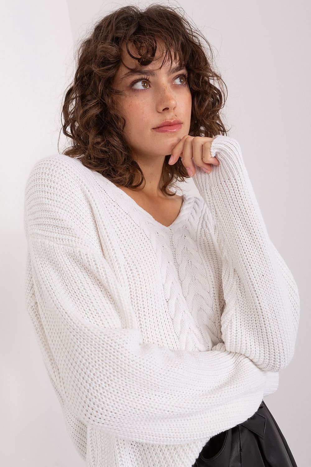 Damen Strick-Pullover in Beige mit V-Ausschnitt in der Frontansicht. Kollektion Pullover. (Modell 191419 Badu)