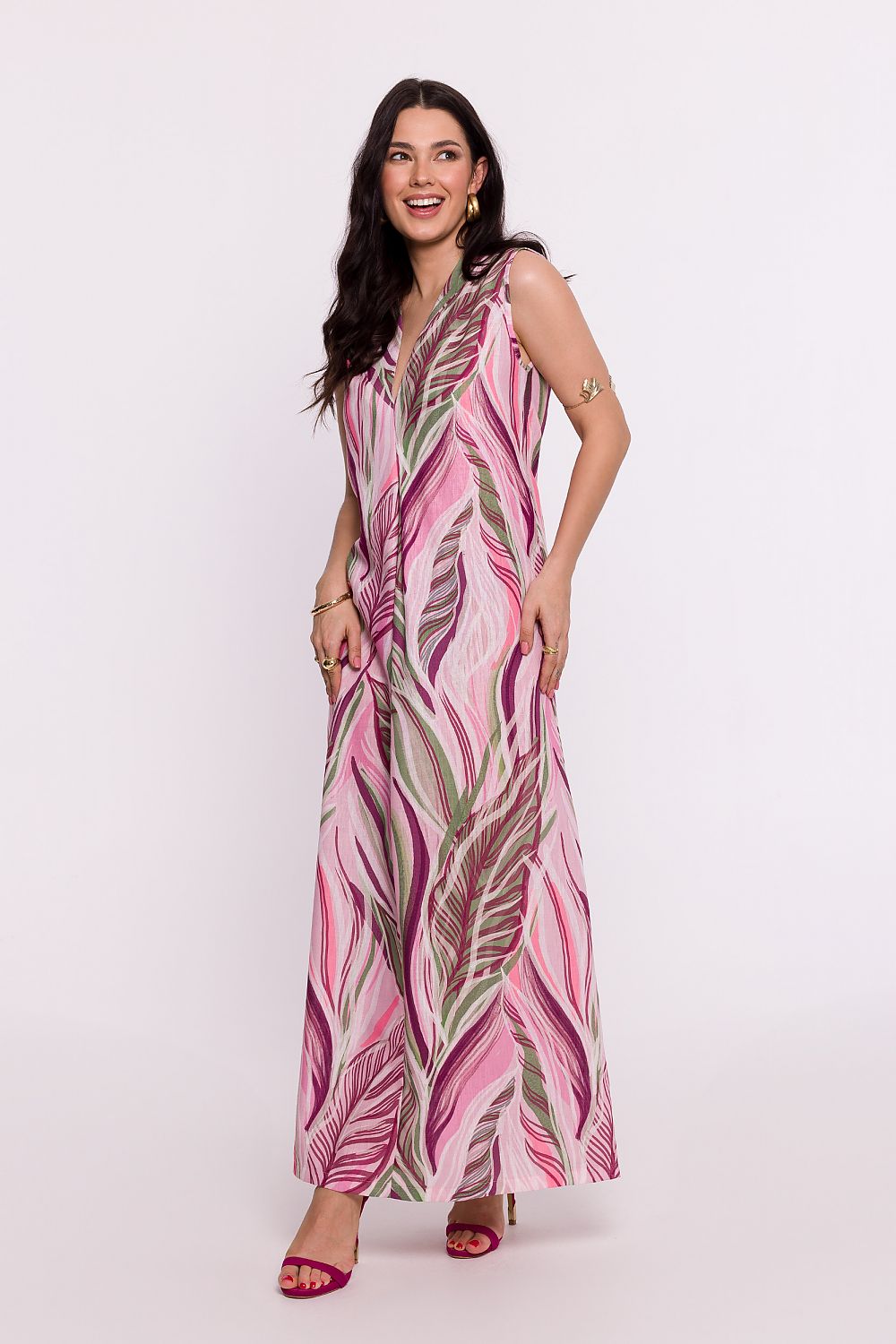 Damen Maxi Print Sommerkleid mit V-Ausschnitt in Multifarben, vom Model getragen in der Frontansicht. Kollektion Print Sommerkleider.