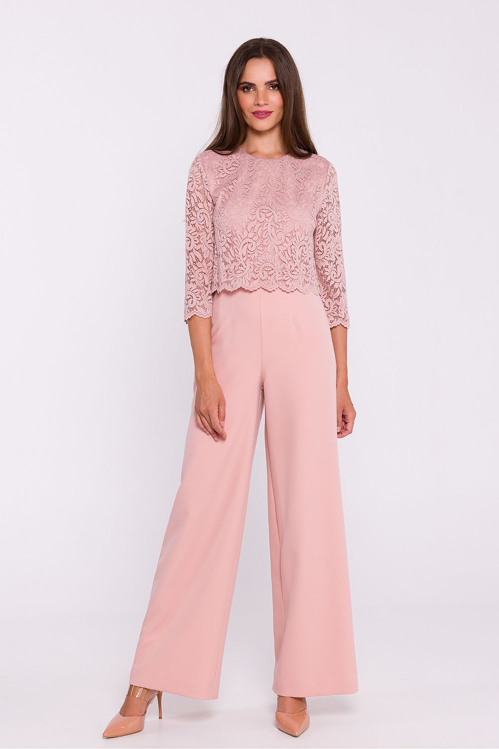 Damen Jumpsuit mit Oberteil aus Spitze und weiten Hosenbeinen in Rosa. In Vorderansicht.