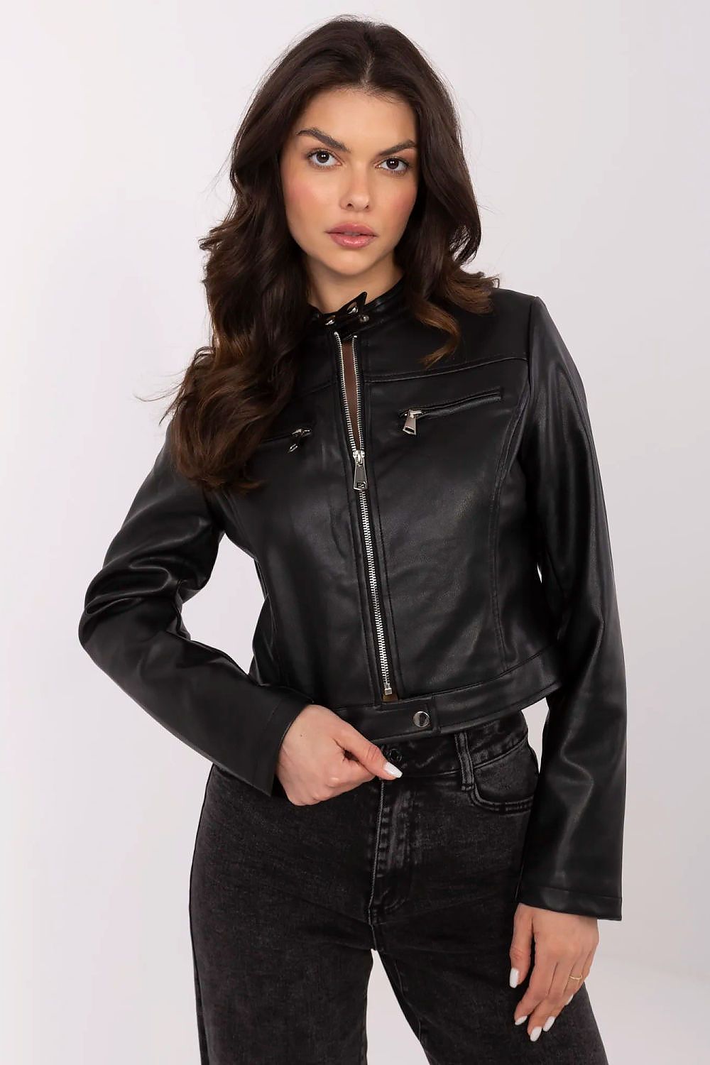 Damen kurze Kunstlederjacke in Schwarz mit Reißverschluss in der Frontansicht. Kollektion Lederjacken. (Modell 211181 NM)