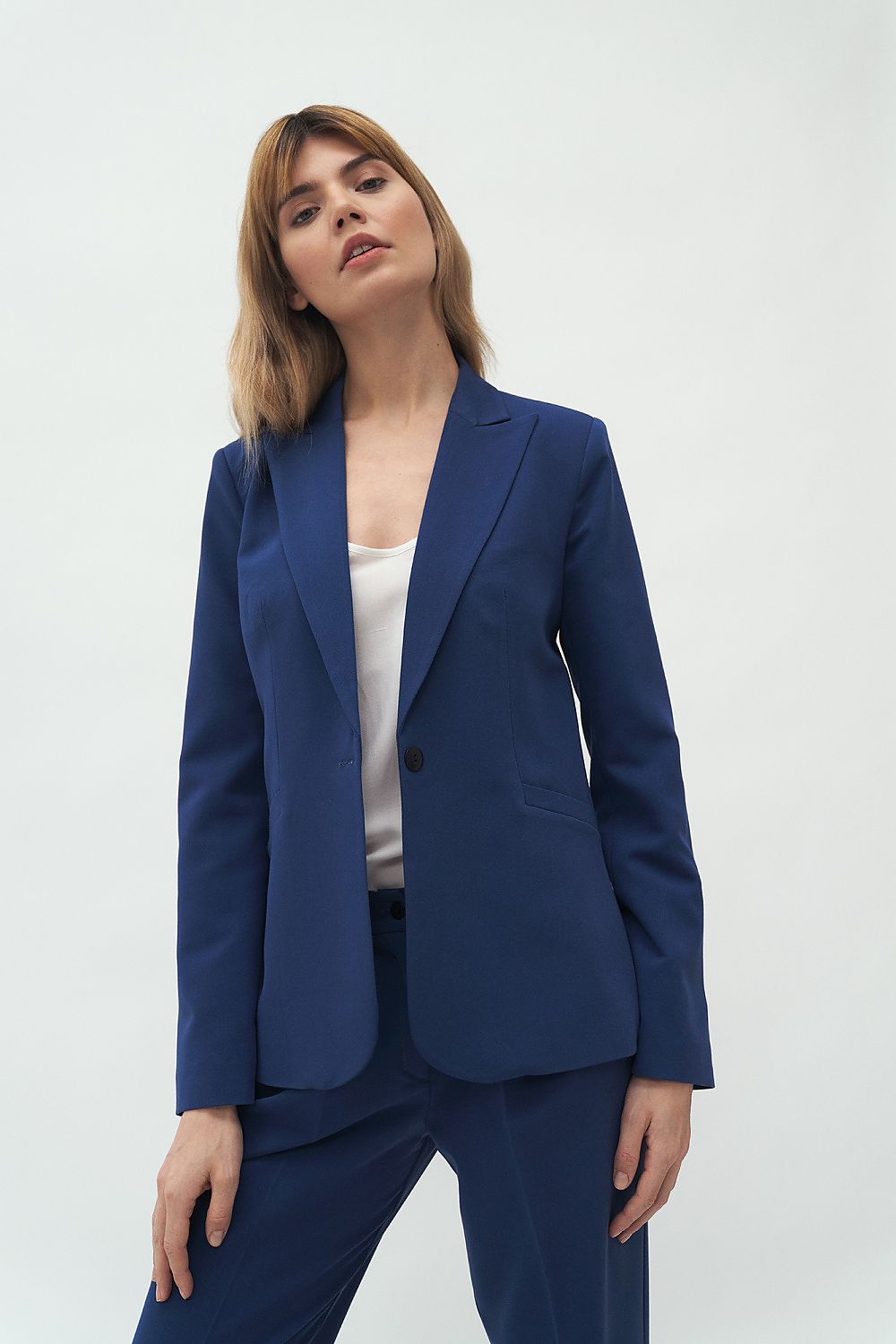 Damen Blazer in Blau mit Knopfverschluss, vom Model getragen in der Frontansicht. Kollektion Blazer und Sakkos.