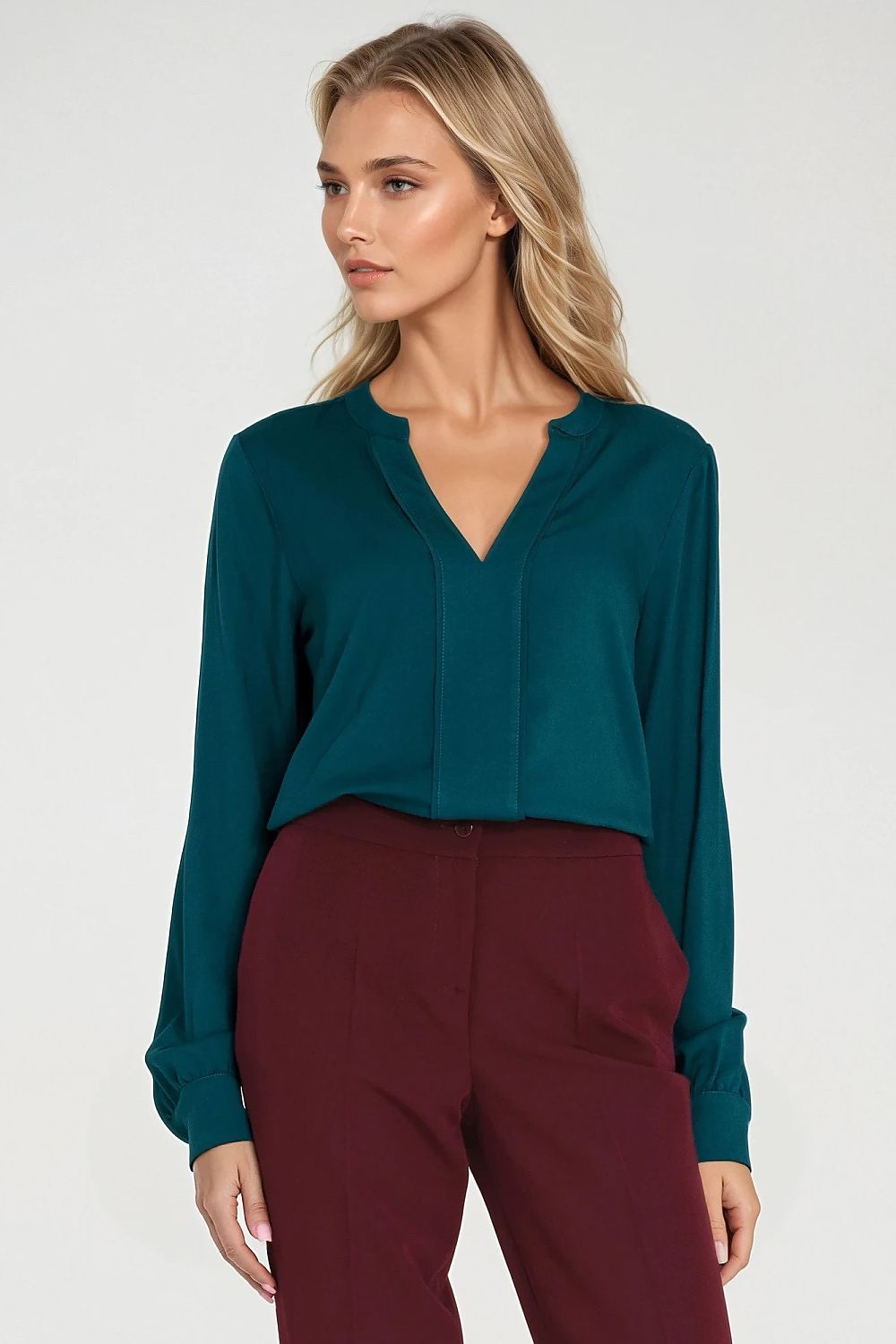 Damen Langarm-Bluse in Grün mit V-Ausschnitt, vom Model getragen in der Frontansicht. Kollektion Blusen und Tuniken.