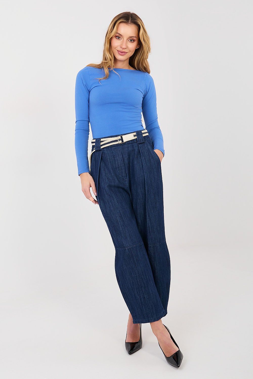 Damen 7/8 Jeans in Marineblau mit Gürtel, vom Model getragen in der Frontansicht. Kollektion Jeans.