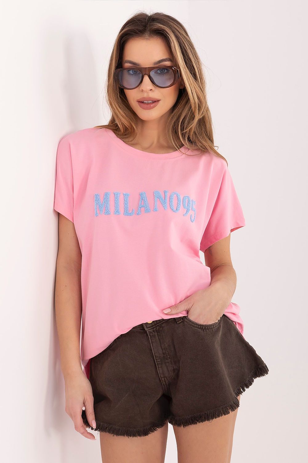 Damen T-Shirt in Rosa mit rundem Ausschnitt, vom Model getragen in der Frontansicht - Kollektion T-Shirt.