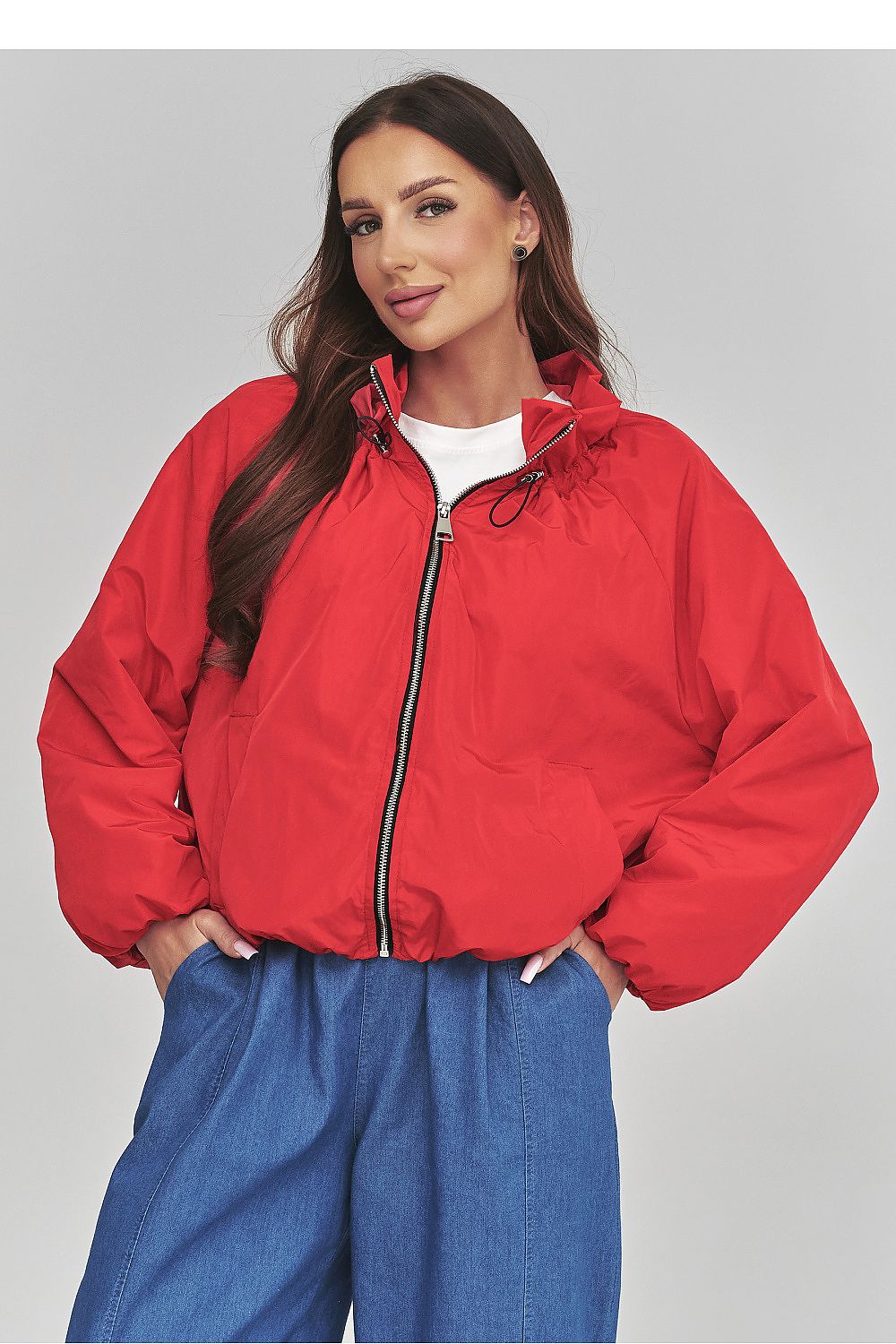 Kurze Damen Übergangsjacke in Rot mit Reißverschluss, vom Model getragen in der Frontansicht. Kollektion Blousons & Leichte Jacken.