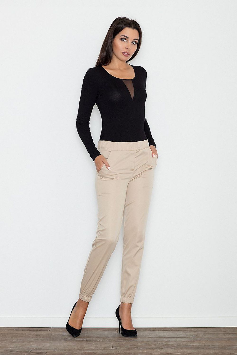 Lange Damen Hose in Beige mit elastischem Bund, vom Model getragen in der Frontansicht. Kollektion Stoffhosen.