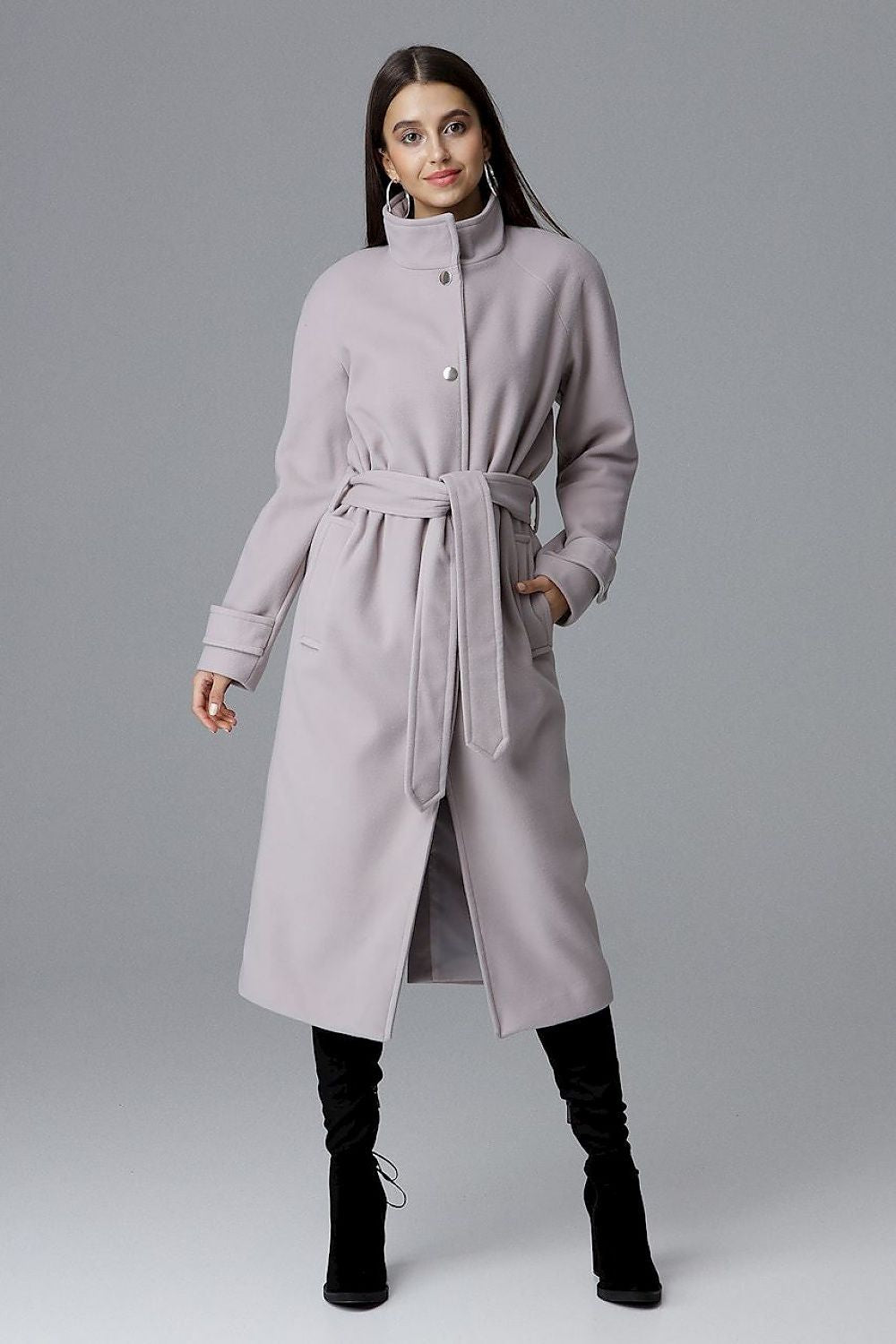 Damen Einreihiger Midi-Mantel von FIGL in Beige mit Stehkragen und Bindegürtel in Frontansicht.
