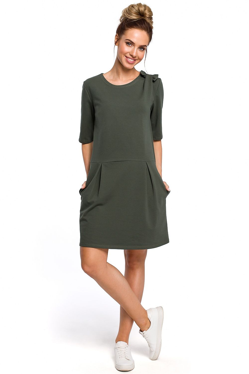Damen Mini Sommerkleid in Grün mit kurzen Ärmeln, vom Model getragen in der Frontansicht. Kollektion Sommerkleider / Mini.