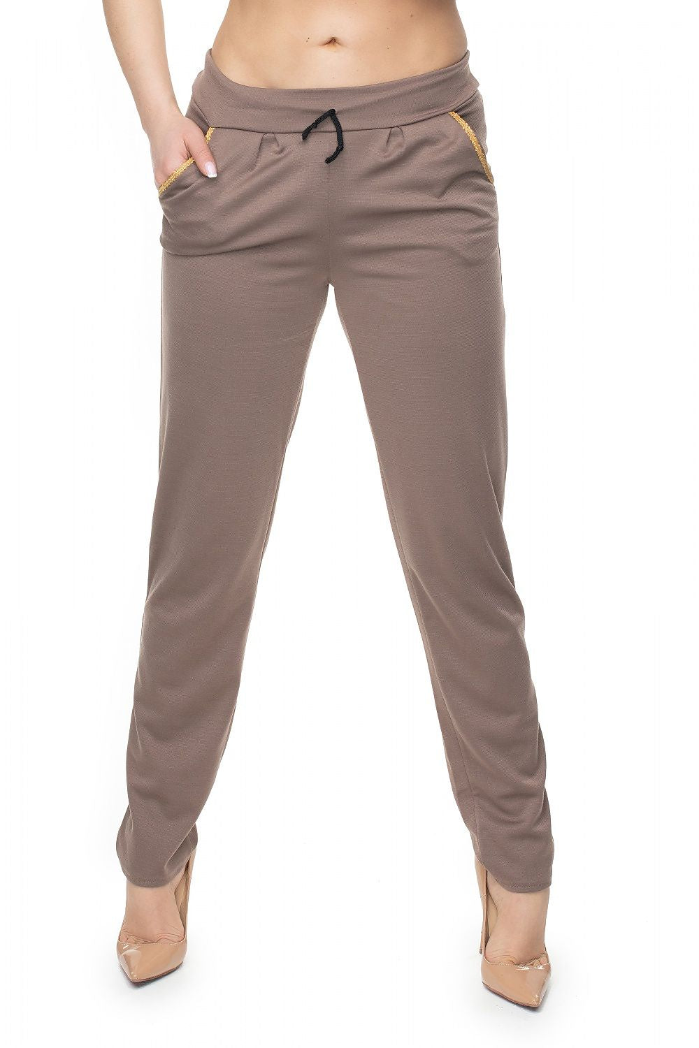 Damen lockere Freizeithose in Beige mit Kordelzug und Taschen in Frontansicht (Modell 131928 PeeKaBoo)