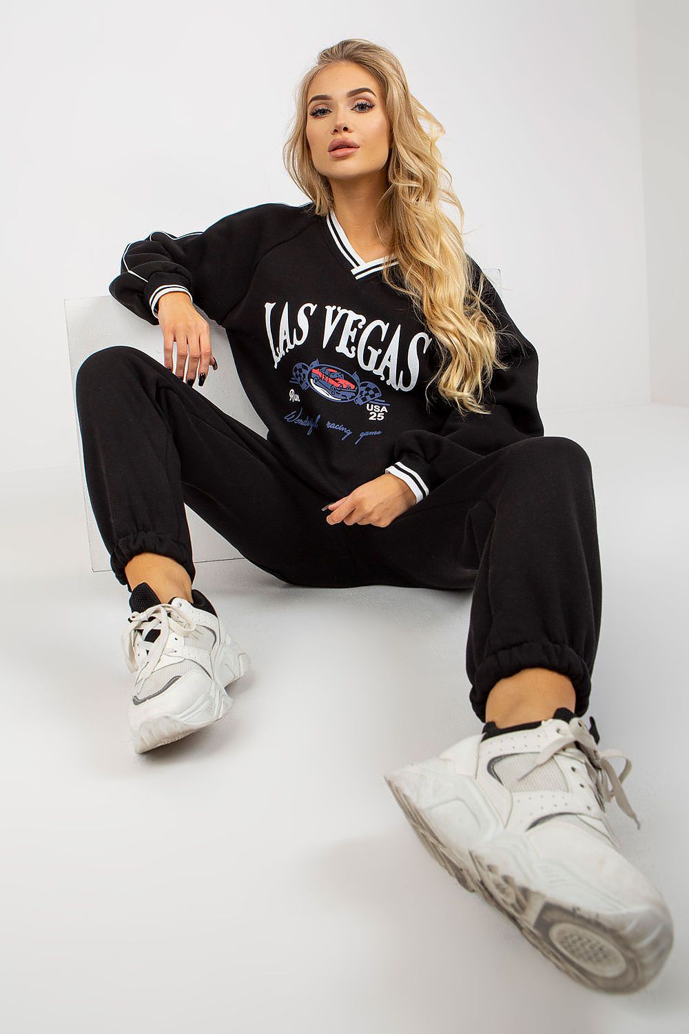 Damen Print Freizeit-Set in Schwarz mit Sweatshirt & Sporthose in der Frontansicht (Modell 174616 Ex Moda)
