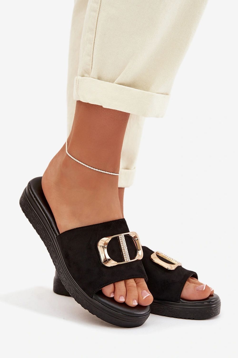 Damen-Pantoletten in Schwarz, flach, aus unserer Pantoletten & Slipper Kollektion.