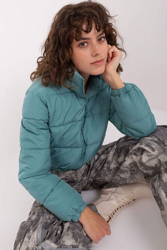 Damen kurze Steppjacke isoliert in Blau mit Kapuze und Seitentaschen in der Frontansicht. (Modell 188824 NM)