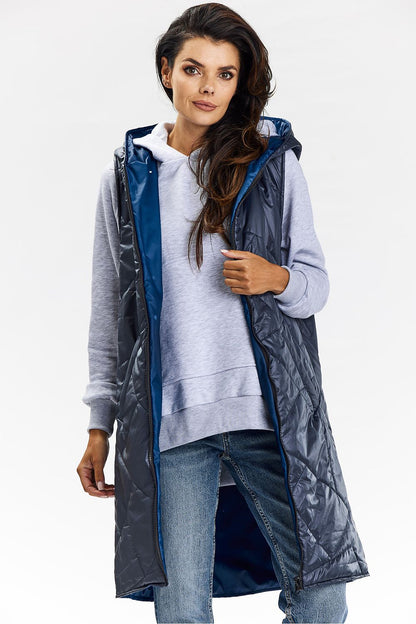 Lange Damen-Wendeweste in Marineblau mit klassischer Steppung und Kapuze in der Vorderansicht. (Modell 200552 awama)