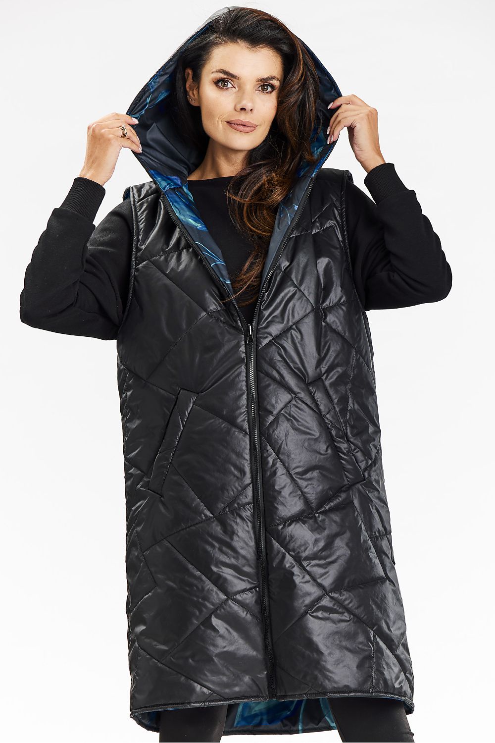 Lange Damen-Wendeweste in Schwarz mit klassischer Steppung und Kapuze in der Vorderansicht. (Modell 200553 awama)