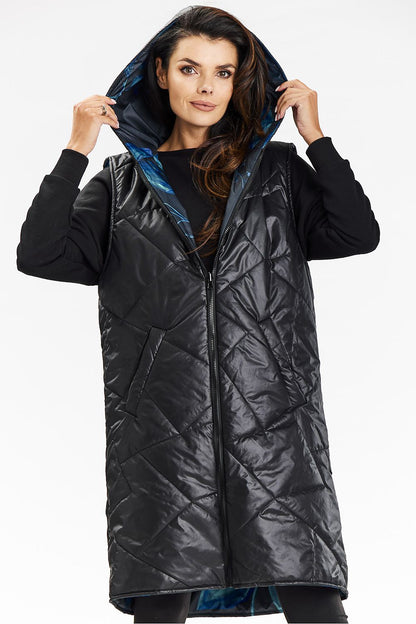 Lange Damen-Wendeweste in Schwarz mit klassischer Steppung und Kapuze in der Vorderansicht. (Modell 200553 awama)