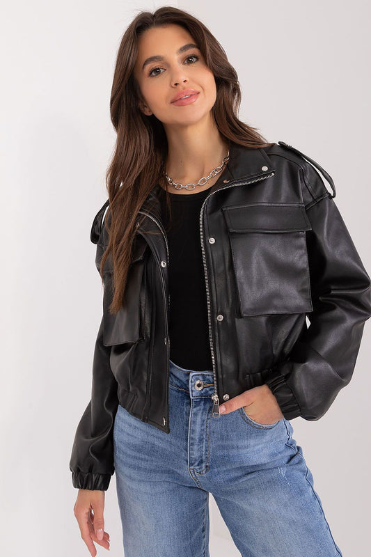 Damen Kurze Kunstlederjacke mit Taschen und Schulterklappen, model 211185 NM 