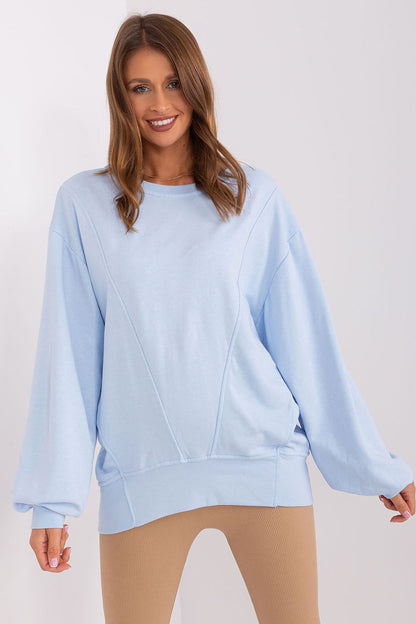 Damen Oversize Sweatshirt in Blau mit rundem Ausschnitt in der Frontansicht. (Modell 216158 Ex Moda)