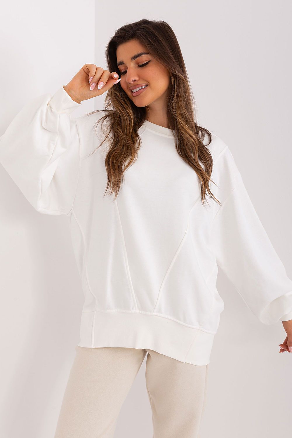 Damen Oversize Sweatshirt in Beige mit rundem Ausschnitt in der Frontansicht (Modell 216159 Ex Moda)