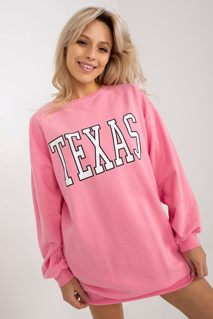 Damen Long-Sweatshirt „Cleo“ in Rosa mit Print-Aufschrift und Seitentaschen in der Frontansicht. (Modell 216174 Ex Moda)