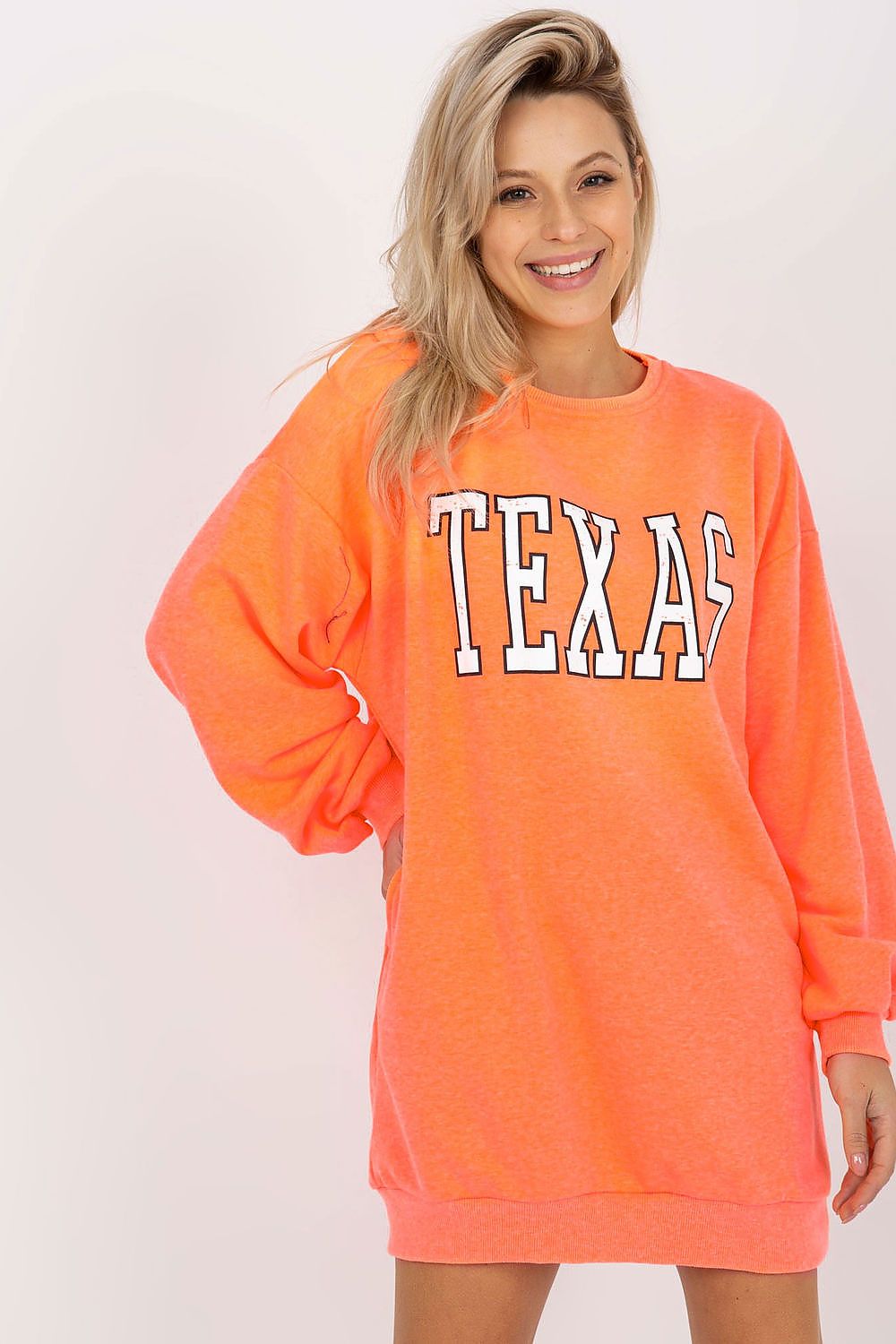 Damen Long-Sweatshirt „Cleo“ in Orange mit Print-Aufschrift und Seitentaschen in der Frontansicht. (Modell 216175 Ex Moda)