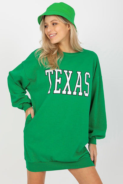 Damen Long-Sweatshirt „Cleo“ in Grün mit Print-Aufschrift und Seitentaschen in der Frontansicht. (Modell 216176 Ex Moda)