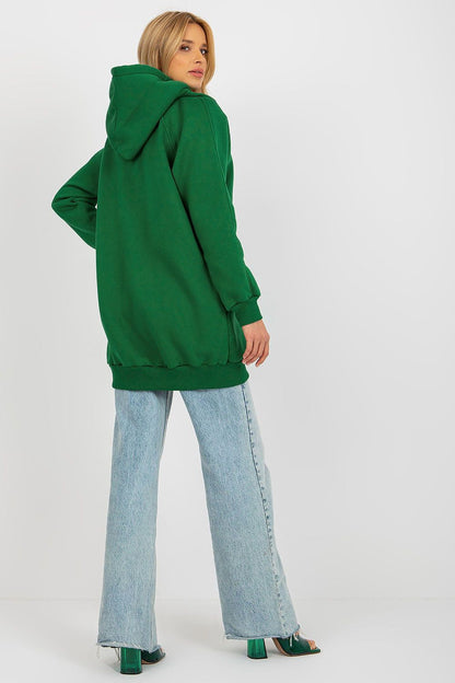 Damen langer Hoodie in Grün mit Kapuze, vom Model getragen in der Rückansicht.
