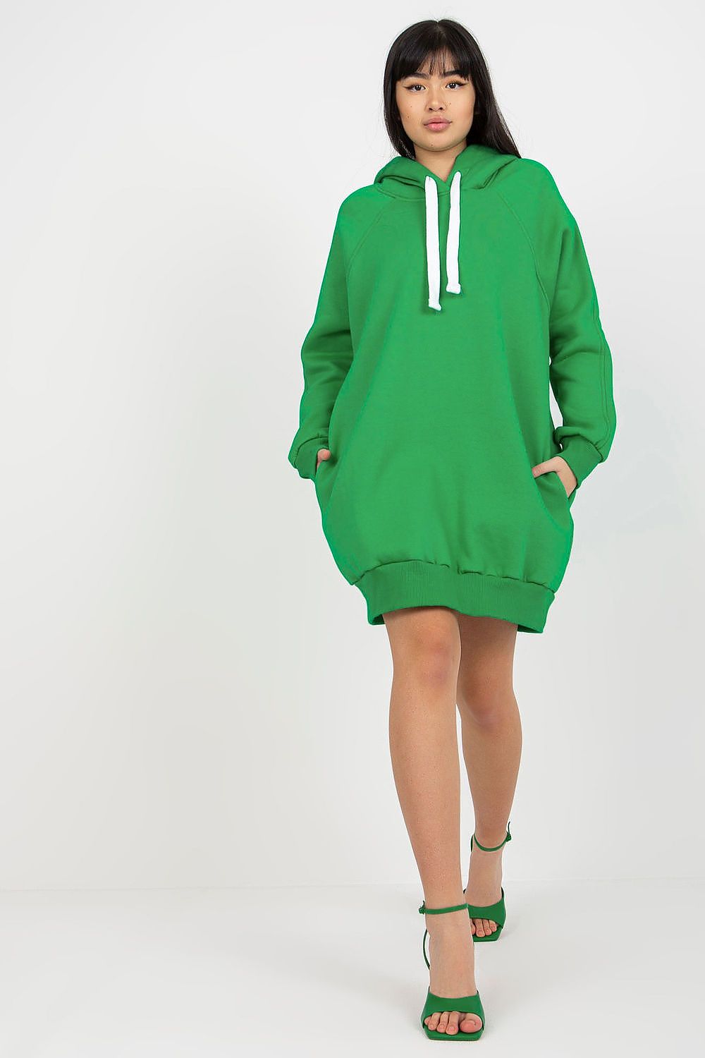 Damen langer Hoodie in Grün mit Seitentaschen in der Frontansicht. (Modell 216184 Ex Moda)