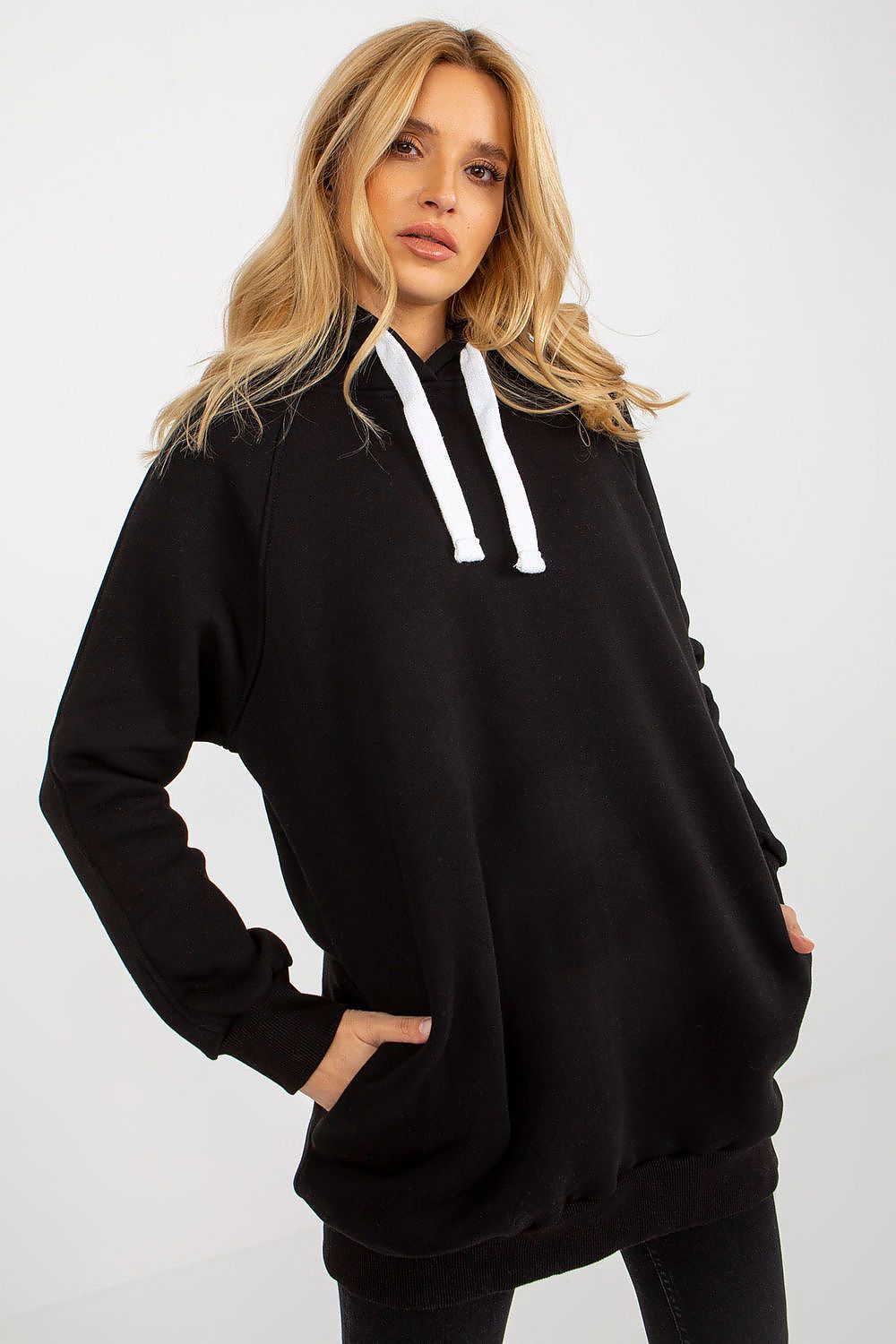 Damen langer Hoodie in Schwarz mit Seitentaschen in der Frontansicht. (Modell 216185 Ex Moda)
