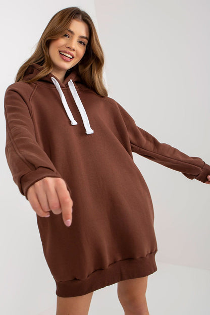 Damen langer Hoodie in Braun mit Seitentaschen in der Frontansicht. (Modell 216188 Ex Moda)