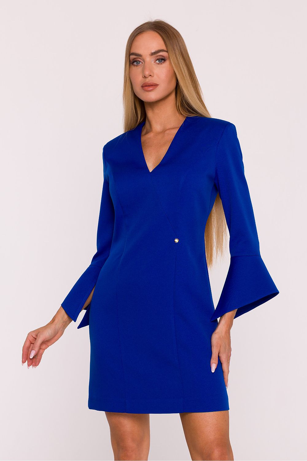 Damen Mini Etuikleid mit V-Ausschnitt in Blau, vom Model getragen in der Frontansicht.