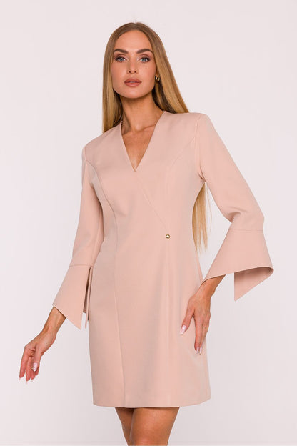 Damen Mini Etuikleid mit V-Ausschnitt in Beige, vom Model getragen in der Frontansicht.