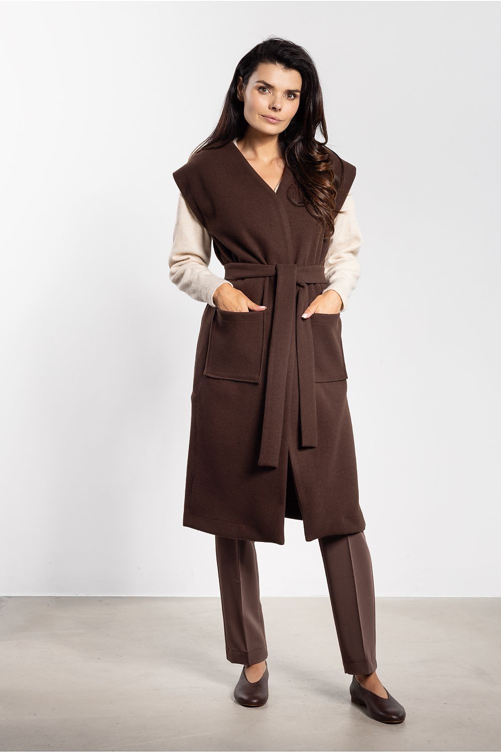 Damen Flanell-Weste lang in Braun mit Bindegürtel in der Frontansicht. (Modell 218956 awama)