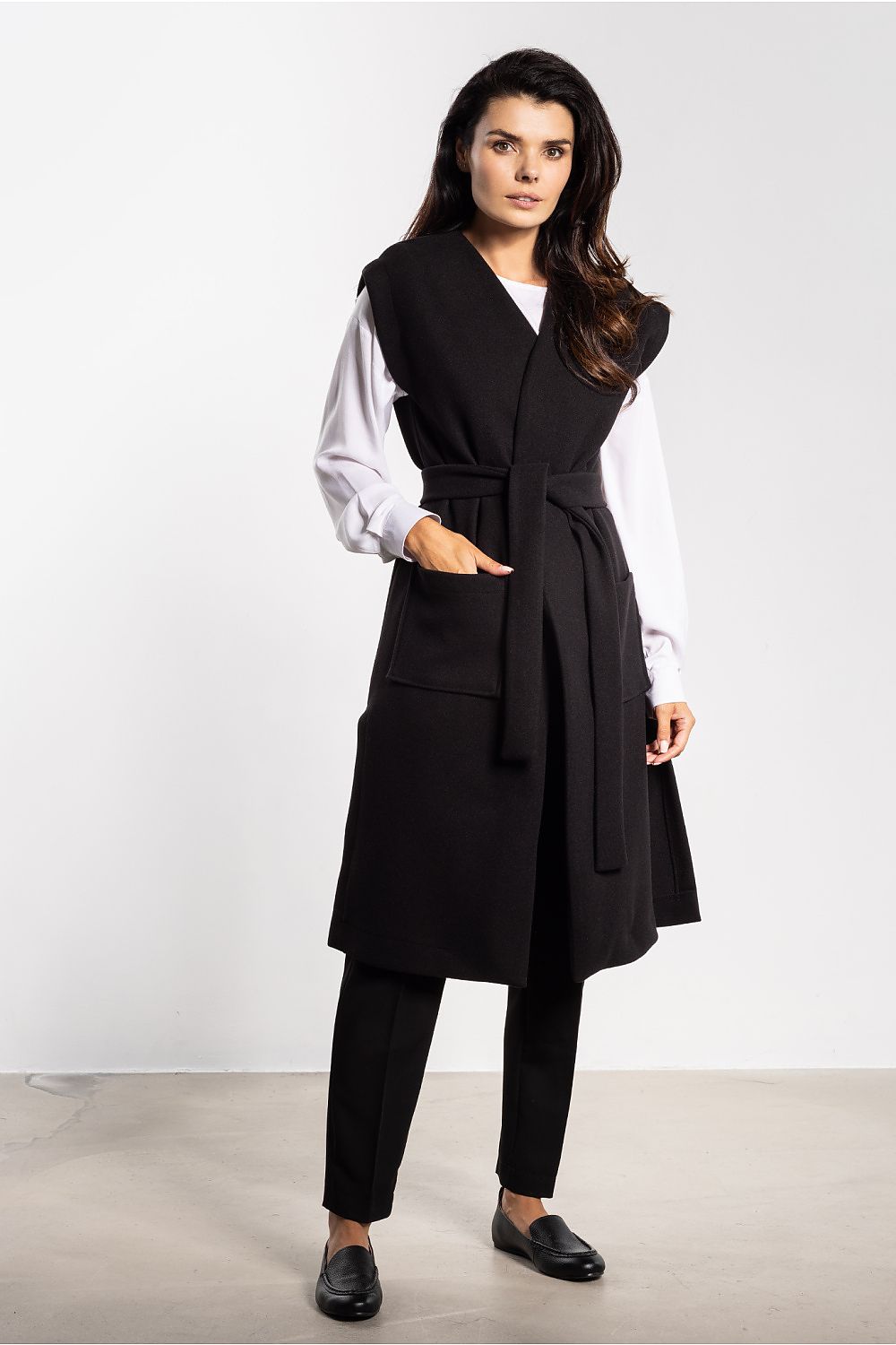 Damen Flanell-Weste lang in Schwarz mit Bindegürtel in der Frontansicht.(Modell 218958 awama)
