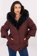 Damen Steppjacke Isoliert in Rot mit abnehmbarem Kunstpelzkragen und Bündchen mit Daumenloch in der Frontansicht. (Modell 220647 MBM)