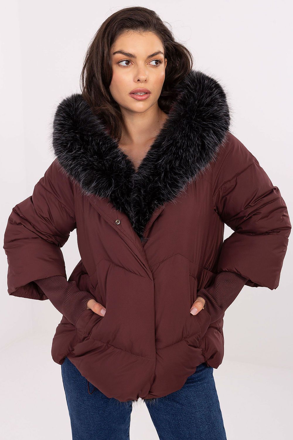 Damen Steppjacke Isoliert in Rot mit abnehmbarem Kunstpelzkragen und Bündchen mit Daumenloch in der Frontansicht. (Modell 220647 MBM)