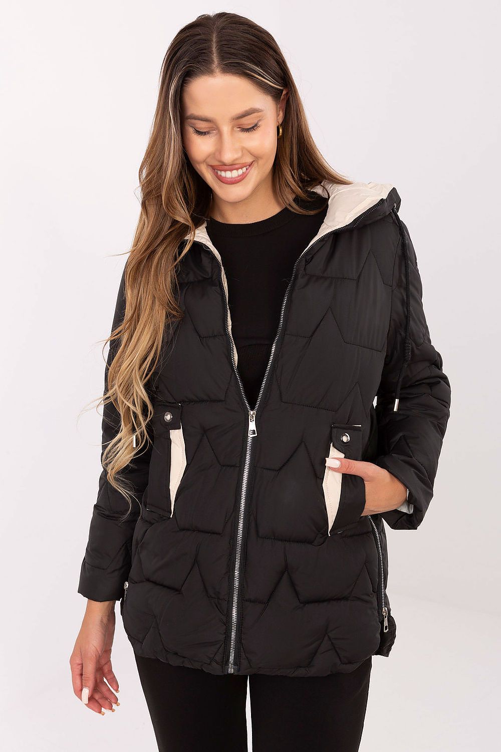 Damen Steppjacke isoliert in Schwarz und Kapuze mit Kordelzug in der Frontansicht. (Modell 220652 MBM) 